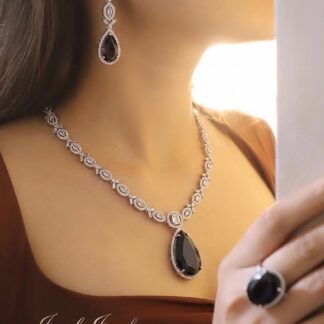 the statement glamour necklace set in dark purple